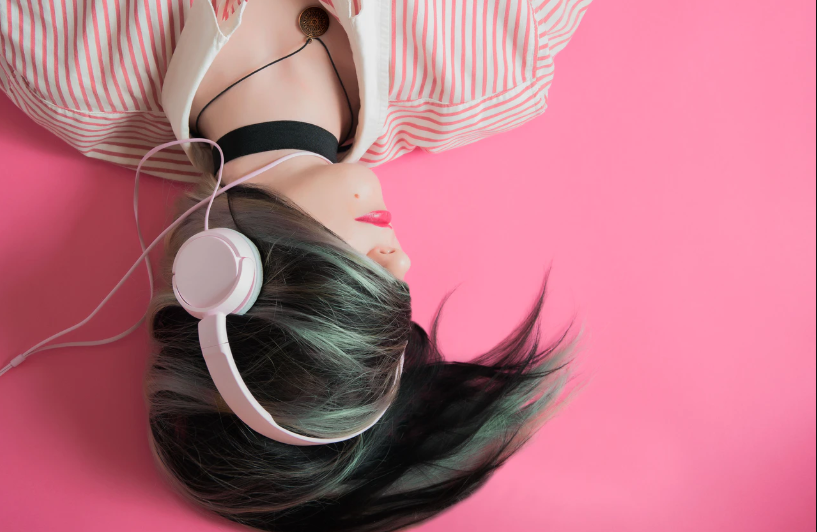 5 podcasts on self-improvement worth listening to