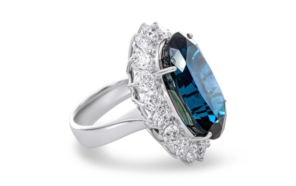 The ROMANTIKA ring designed by Guruji Shrii Arnav