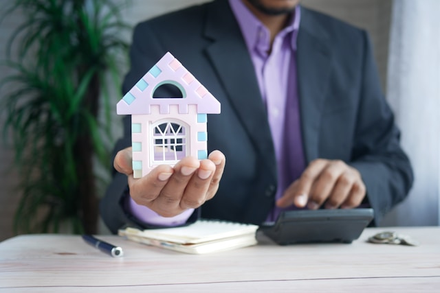 Should I use DSR or HTAG Analytics to invest in property